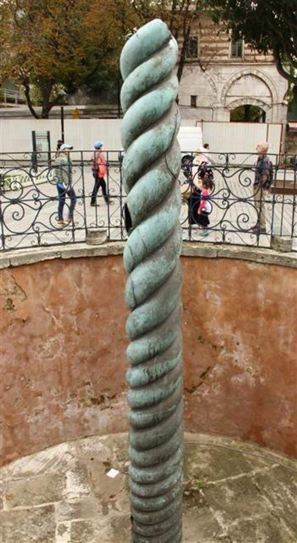 <p>Eserin üzerinde çok önemli çatlakların olduğuna da dikkat çeken Çelik, "Yağmurlu havalarda o çatlakların içinde giren su buzlanarak, genleşmeye ve çatlakların artmasına neden oluyor. Onun dışında karbondioksit, sülfürdioksit gibi atmosferde bulunan çok sayıda gaz da korozyon oluşmasına neden oluyor. Bunun dışında bir de fiziksel faktörlerden kaynaklanan sıkıntılar yaşanabiliyor. Deprem gibi, dışarıdan atılan sert cisimler gibi ya da esere zarar verecek boyalar, sıvılar gibi. Bugün hale üzerinde boya izlerini, aşağı atılmış çöpleri görebilirsiniz. Bu kadar değerli bir eserin bu koşullarda burada olması oldukça riskli" diye konuştu.</p>