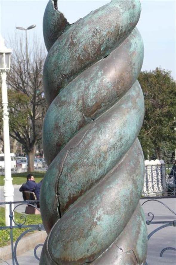<p>Yılanlı Sütun’un yerinden kaldırılması için bir projelendirme sürecine ihtiyaç olduğunu belirten Çelik, bu çalışmada sadece arkeolog ve restoratörlerin değil farklı bilim dallarından uzmanların, sanat tarihçilerinin bir arada olması gerektiğini vurguladı. Eserin şu anda olduğu yere bir kopyasının koyulup orjinalinin kaldırılmasını ve önemli bir restorasyondan geçtikten sonra müzede sergilenmesinin doğru olacağını dile getiren Çelik, "Yılanlı Sütun’da yer alan 3 yılan başından biri şu anda İstanbul Arkeoloji Müzesi’nde sergileniyor. Bu eseri de onunla birlikte sergileyebiliriz. Öncelikle bu işe liderlik edecek bir kurum lazım. Kültür Bakanlığı ve onun birimi olan Arkeoloji Müzeleri ya da Restorasyon Merkez Müdürlüğü bu çalışma için en uygun adresler" dedi.</p>