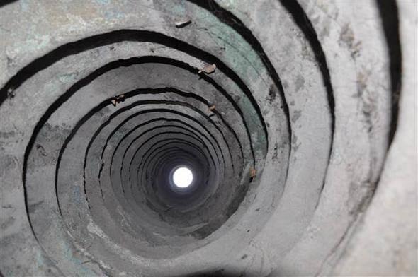 <p>"İtalya’da San Marco Kilisesi’nin önünde yine İstanbul Hipodromundan götürülmüş olduğu düşünülen 4 tane bronz at heykeli vardı. Bunların kilisenin dışında, açık alanda bir galeride sergilenmesini restoratörler uygun bulmadı. Bu nedenle özgün eserler içeri alındı yerlerine replikaları koyuldu. Benzer şekilde Michelangelo’nun Floransa’daki meşhur Davut Heykeli Galleriadell’Accademia’ya kaldırıldı. Yerine bir replikası koyuldu."</p>