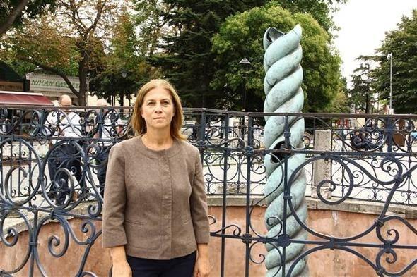 <p>Daha önce Yılanlı Sütun’un bir müzede koruma altına alınması konusunda bir yüksek lisans tezi yazan İstanbul Arkeoloji Müzesi arkeologlarından Gülbahar Baran Çelik, eserin 2 bin 500 yıldır dışarıda olduğunu, bu nedenle birçok özelliğini kaybettiğini söylüyor ve bu durumun sebeplerini şöyle açıklıyor:</p>