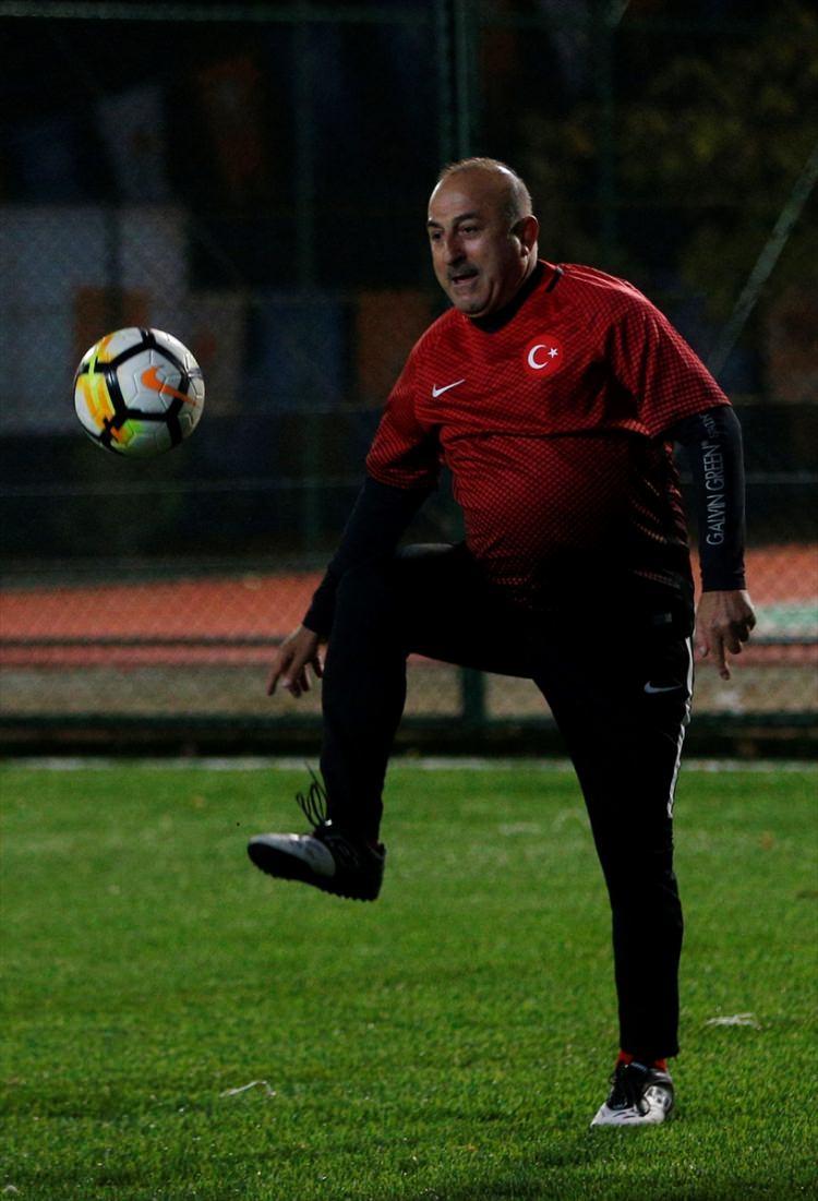 <p><strong>"ARKADAŞLARIN BAZILARI KAMERAYI GÖRÜNCE BAŞTAN SONA ÇALIM"</strong></p>

<p>Futbolun bir takım oyunu olduğunu belirten Çavuşoğlu, "Bizim arkadaşların bazıları kamerayı görünce baştan sona çalım. Oysa burada paslaşacaksın. Pas attığın zaman hem yorulmuyorsun hem de herkes zevk alıyor." ifadesini kullandı.</p>
