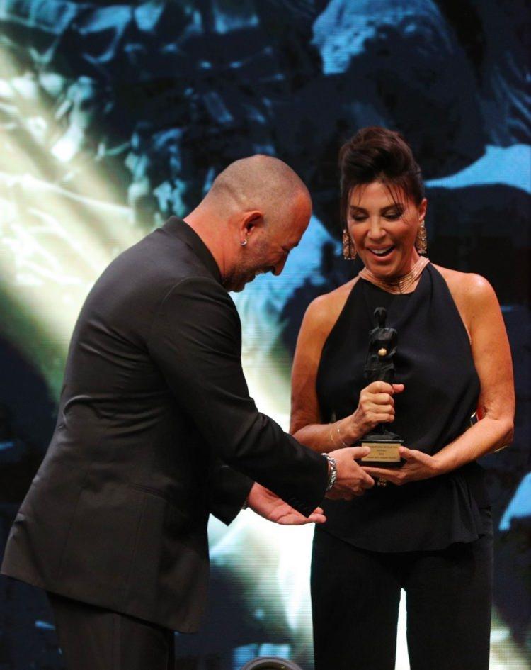 <p>&Uuml;nl&uuml; koedyen &ouml;d&uuml;l&uuml; usta oyuncu Nebahat &Ccedil;ehre'den aldı.</p>
