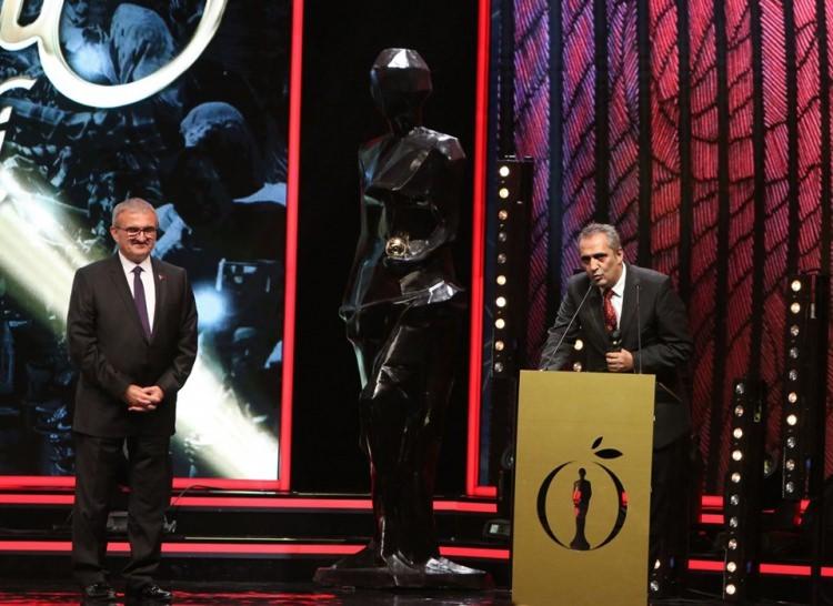 <p>Festivale katılamayan İbrahim Ttalıses'in "Onur &Ouml;d&uuml;l&uuml;"'n&uuml; Yavus Bing&ouml;l aldı.&nbsp;</p>
