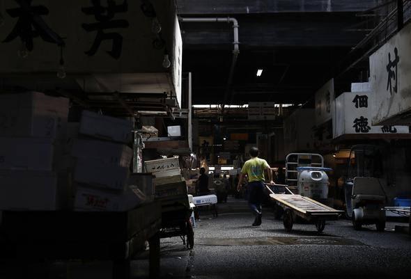 <p>Turist ziyaretine eylül ayında kapanan Tsukiji Balık Pazarı'nda, meşhur "tuna balığı açık attırması" son kez dün sabah yapıldı.</p>

<p> </p>
