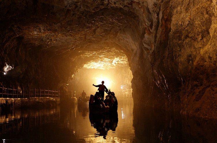 <p>Kuzey Tayvan'da bulunan su tünelinde geleneksel bir botla gezen turistler.</p>
<p> </p>