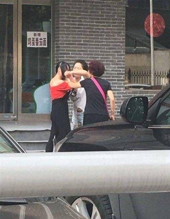 <p>Hızını alamayan sinirli eş ardından makasla genç kadının saçlarını kesti.  </p>

<p> </p>
