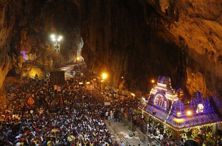 <p>Batu Mağarası Tapınağında toplanan Hindular.</p>
<p> </p>