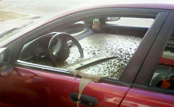 <p>Eşinden intikam almak isteyince olan oldu. Rusya'da, eşinin arabasına çimento boşaltıran adam çevredilerin şaşkın bakışlarına hiç aldırmadı.</p>