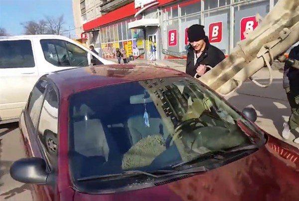 <div>Eşinin arabasına çimento boşalttıran adam çevredekilerin şaşkın bakışlarına hiç aldırmadı. </div>

<div> </div>
