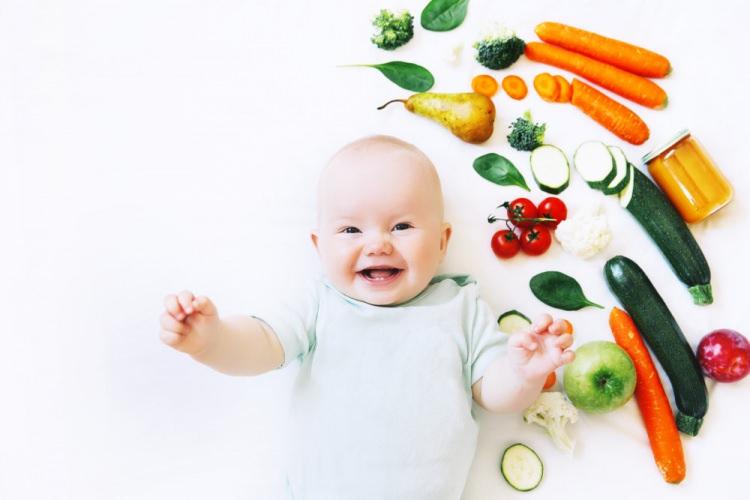 <p>Çocukların sağlıklı bir büyüme ve gelişim dönemi geçirebilmeleri için özellikle de 0-2 yaş döneminde iken doğru besinleri tüketmeleri oldukça önemli bir konudur.</p>
