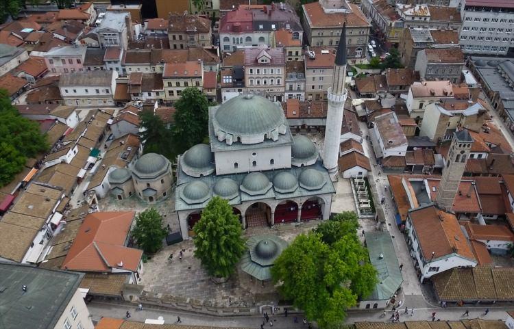 <p>Saraybosna-Zvornik yolu üzerinde, yüksek bir tepenin üzerinde inşa edilmiş Kuşlat Camisi de bulunduğu konum itibariyle ilgi çekiyor. Osmanlı askerleri tarafından Bosna'nın fethi sırasında inşa edilen cami, kartal yuvalarını andıran konumuyla görenleri hayrete düşürüyor. Orman yolundan yürüyerek ulaşılabilen cami, Bosna'daki savaşta Sırplar tarafından yakılsa da 2013 yılında yenilenerek eski görkemine yeniden kavuştu.</p>

<p> </p>
