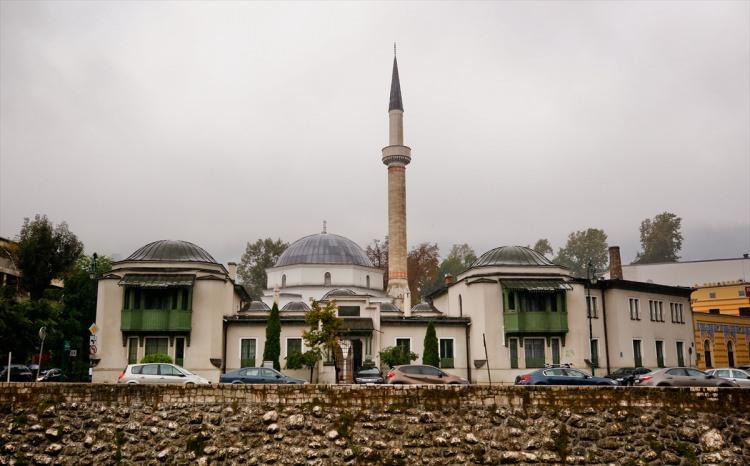 <p><strong>5 minareli tek cami</strong></p>

<p>Bosna Hersek'in Sırbistan sınırında bulunan Zvornik şehrindeki 5 minareli Kula Camisi de farklı mimarisiyle ilgi çekiyor. Bosna'daki savaşın ardından Kula Grad köyü sakinlerinden Tucic ailesi tarafından yaptırılan cami, ülkedeki tek 5 minareli cami olmasıyla dikkat çekiyor.</p>
