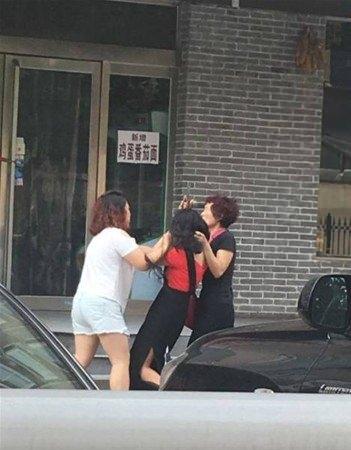 <p>Etraftakilerin şaşkın bakışları arasında yaşanan olay polisin gelmesiyle sona erdi. </p>
<p> </p>
