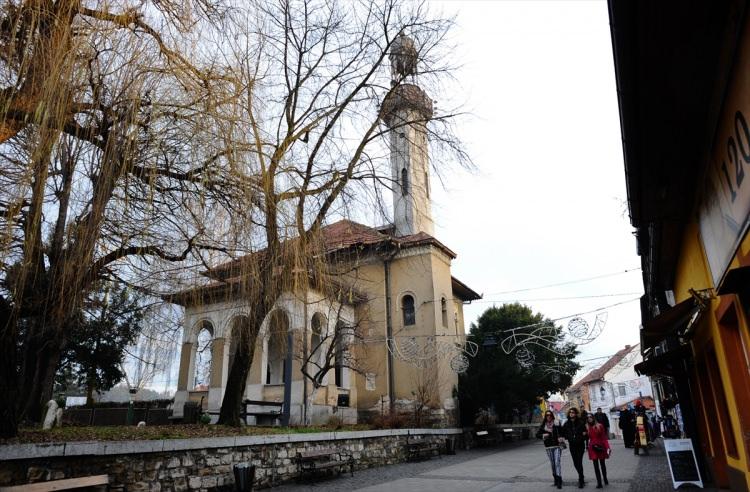 <p>Klasik Osmanlı mimarisi ile yapılan camilerin yanı sıra özellikle Bosna'daki savaşın ardından modern mimari ile yapılan camiler, yaz-kış ülkeyi ziyaret eden turistlerin yoğun ilgi gösterdiği eserler arasında yer alıyor.</p>

<p> </p>
