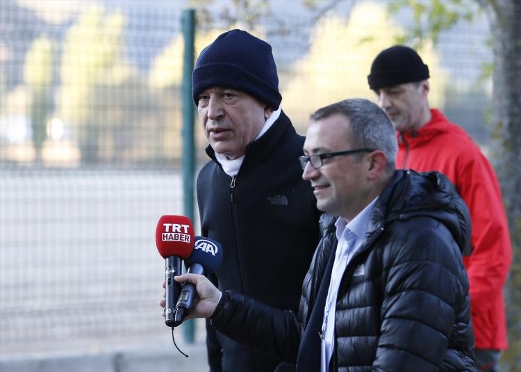 <p>Milli Savunma Bakanı Akar'a eski milletvekili Salih Kapusuz da eşlik etti.</p>
<p> </p>