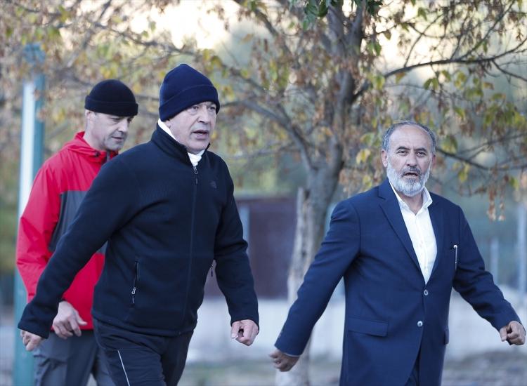 <p>Öte yandan görüntü alan gazeteciler, tempolu yürüyen Akar'a yetişmekte zorlandı. Akar, gazetecilere "Siz de yürüyün." tavsiyesinde bulundu.</p>
<p> </p>
