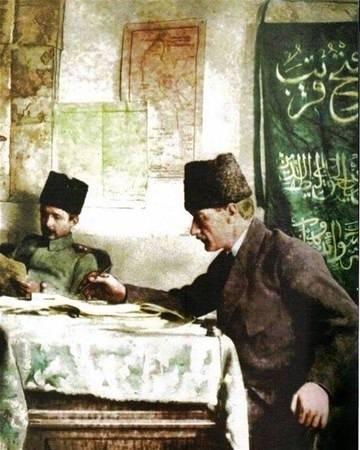 <p>1920 Ankara | Sağdaki sancakta "Allah'tan gelen fetih yakındır" yazıyor. (Saff Suresi, 13.ayet)</p>
