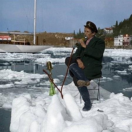 <p>Fenomen hesap Hayalleme yine ilginç İstanbul fotoğraflarıyla beğeni topladı.Boğaz'da buzlar üzerinde nargile keyfi (1954. Sami Pekşirin) Tuna Nehri'nden kopan buzlar Boğaz trafiğini işlemez hale getirmişti.</p>
