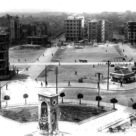 <p>Önde Taksim Cumhuriyet Anıtı. Arkada ise yeni imara açılan Talimhane. 1930'lu yıllarda Selahattin Giz tarafından çekilen bir fotoğraf.Talimhane adından da anlaşılacağı gibi talim yapılan alan. Topçu Kışlası'nın hemen önündeki bu talim alanı 1930'lu yıllarda yapılarla doldurulup 1940'lı yılların başında ise Topçu Kışlası yıktırılarak yerine park yapılıyor. Zamanında Talimhane park olarak kullanılsa Tatavla (Kurtuluş) manzaralı bir Taksim Meydanı görüyor olabilirdik.</p>