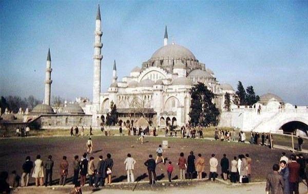<p>İstanbul Üniversitesi'nin arka kısmında Gül Bahçesi olarak anılan yer. 1970'li yıllarda top sahası olarak kullanılıyor.</p>
