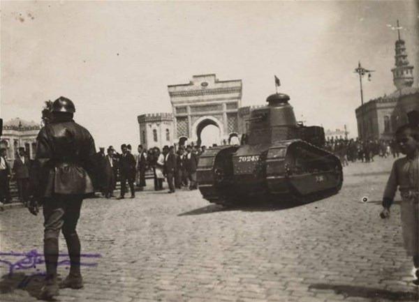 <p>Beyazıt Meydanı'nda Fransız tanklarının dolaştığı işgal yıllarından bir fotoğraf.</p>