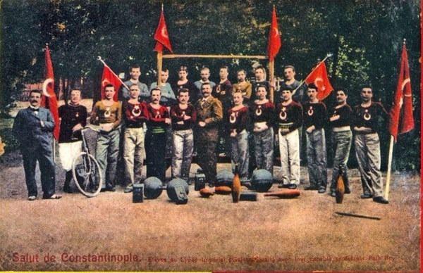 <p>Mekteb-i Sultani (Galatasaray Lisesi) öğrencileri Hıdırellez 'de Kağıthane'de (1896?)</p>
