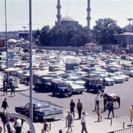 <p>1970'li yıllarda Üsküdar'da arabalı vapur kuyruğu.</p>