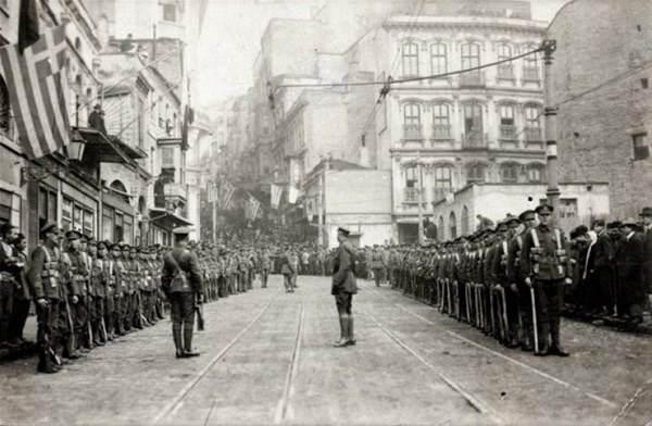 <p>İstiklal Caddesi'nde İngiliz Ordusu, 1919</p>
