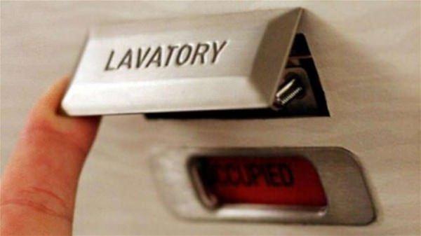 <p>Tuvalet kapısı dışarıdan kolayca açılabilir. Kapıda "Sigara içilmez" veya "Lavabo" işareti altında gizli bir anahtar bulunur.  </p>

<p> </p>
