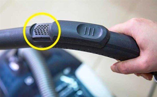 <p>Elektrikli süpürge kolundaki deliklerSüpürgenin çekiş gücünü azaltmak için tasarlanmıştır. Hareket etmeyi güçleştirecek yüzeyleri süpürürken açıyorsunuz, vakum gücünü düşürüp daha rahat süpürebilmeyi sağlıyor. </p>
<p> </p>
