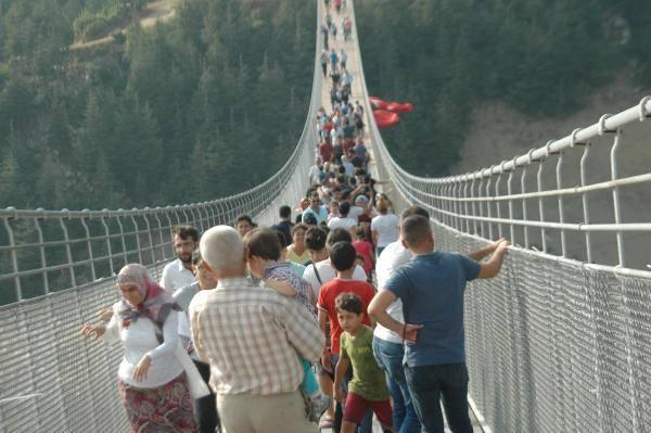 <p>Kahramanmaraş'ın Andırın ilçesinde, müteahhitlerin yapımı için 5 milyon lira istediği köprüyü 6 ayda belediyenin imkanlarıyla 300 bin liraya yaptıran Andırın Belediye Başkanı Baki Tezcan, temmuz ayında ziyarete açılan köprünün ziyaretçi akınına uğradığını söyledi. </p>

<p> </p>

