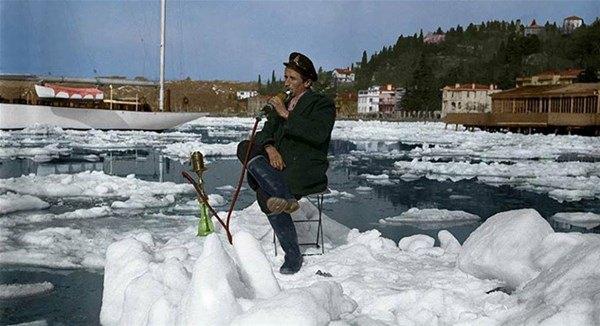 <p>1954 yılı kışında Tuna Nehri'nden sürüklenerek Boğaziçi'ni kaplayan buz kütleleri üzerinde nargile keyfi yapan İstanbul sakini...</p>

<p> </p>
