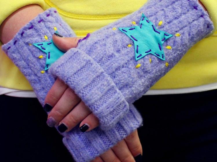 <p>Mor renkli bir kazağın üzerine dikilen ışıldayan yıldız tasarımını parmaksız eldiven modeli olarak kullanabilirsiniz.</p>
