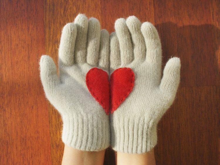 <p>Bej renkli bir kazaktan çıkardığınız bir çift eldivenin iki eline ayrı yarım kalp dikerek avuç içinde beliren kalp modelini kullanabilirsiniz.</p>
