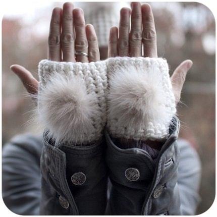 <p>Beyaz renk düz işlemeli kazağınızın üzerine beyaz renkte saçaklı ponpon dikebilirsiniz. Düz renk olarak ideal bir seçim olabilir.</p>