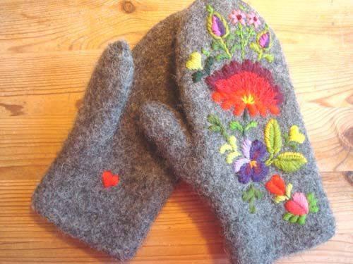 <p>Yeri oldukça kalın kazağınızın hantal duruşunu üzerine işleyeceğiniz çiçek desenleriyle narinleştirebilirsiniz.</p>