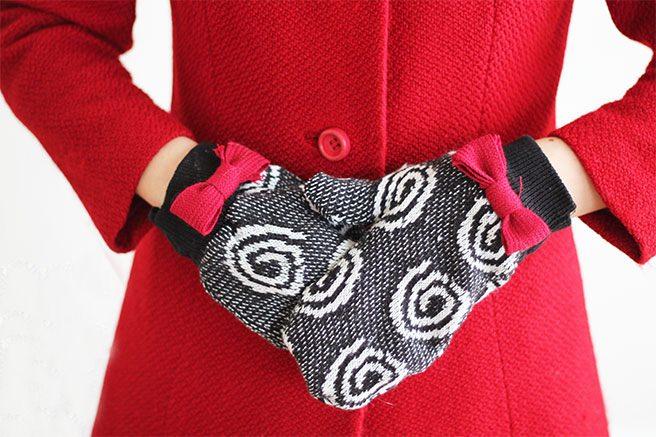 <p>Düz renk desenli eldiveninizin üzerine koyacağınız kırmzı kurdela ile eldiven tasarımınızı kırmızı saten bir mont kullanarak kombine edebilirsiniz.</p>