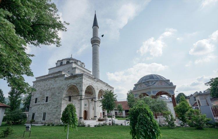 <p>Mostar'daki Karagöz Bey Camisi, Travnik'teki Alaca Cami, Pocitelj'deki Şişman İbrahim Paşa Camisi, Bihaç'taki Fethiye Camisi, Foça'daki Alaca ve Hünkar camileri, Tuzla'daki Atik Behram Bey Camisi gibi Osmanlı camilerinin yanı sıra özellikle savaş sonrasında modern mimariyle inşa edilmiş Saraybosna'daki Malezya, Ürdün, Kuveyt, Ciglane ve İstiklal camileri de İslam mimarisinin ülkedeki farklı örnekleri olarak ilgi görüyor.</p>

<p> </p>
