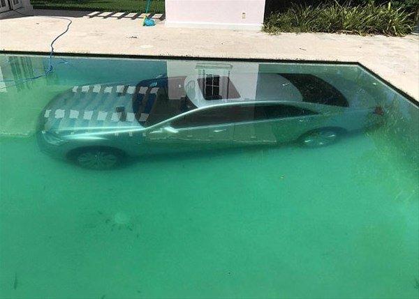 <p>41 yaşındaki eski sevgili evine geldiğinden fiyatı 100.000 doların üstünde olan Mercedes S400 arabasını arka bahçesinde, havuzun içinde buldu. </p>
<p> </p>