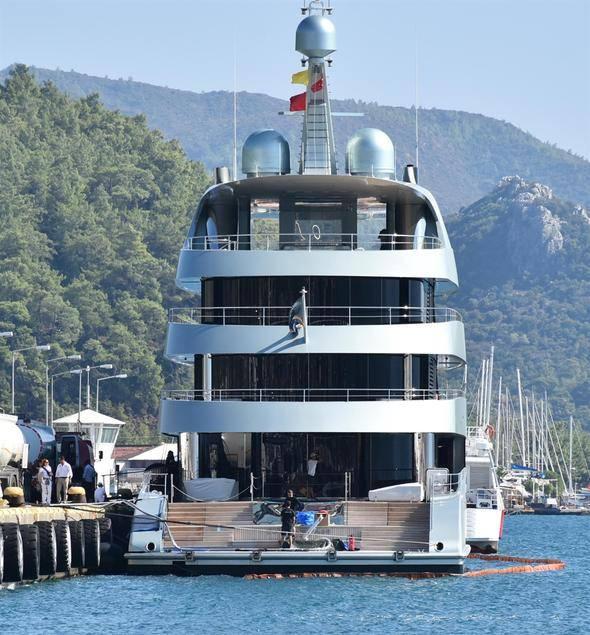 <p>Çelik gövdeli, 4 katlı ve 83,5 metre uzunluğundaki yatta; yüzme havuzu, asansör, garaj ve jakuzi bulunuyor.</p>
<p> </p>