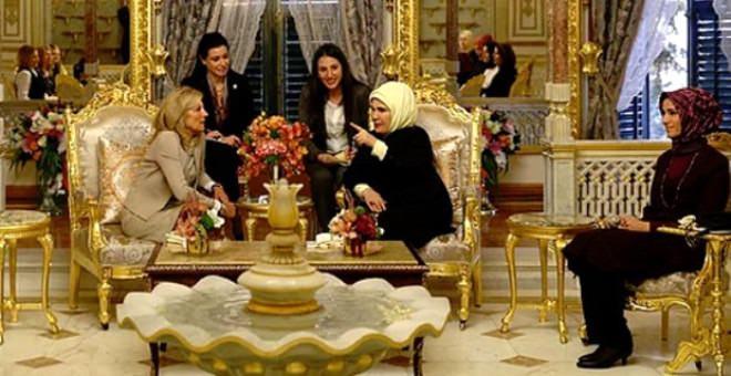 <p>Ancak kısa bir süre sonra fotoğrafta bahsi geçen yerin Mabeyn Köşkü olduğu ortaya çıktı. Fotoğrafın aslı ise çok farklı. Palais Garnier Opera Binası ve bir tasarım/mobilya mağazası tarafından yüklenen fotoğrafta Emine Erdoğan'ın fotoğrafın içine montajlandığı görülüyor. Mobilyalar ise mağazanın satışa sunduğu bir yatak odasına ait.</p>