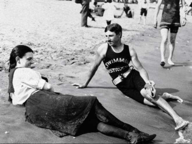 <p>Sosyal medyada yer alan paylaşımlarda deniz kıyısında fotoğrafı çekilen bir yüzme eğitmeninin, bilim insanı Nikola Tesla olduğu iddia edildi. Bu fotoğraf haber sitelerinde de yer alırken, binlerce kişi tarafından paylaşıldı.</p>