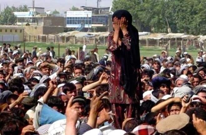 <p>Söz konusu fotoğrafın 2013 yılında da 9 yaşındaki kız çocuğunun Afganistan’da satışa çıkarıldığı iddiasıyla paylaşıldı.</p>