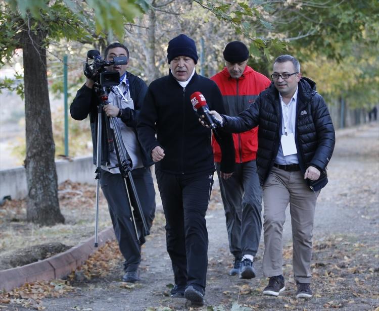 <p>Milli Savunma Bakanı Hulusi Akar'a, yürüyüşü sırasında, görüntü alan gazeteciler  yetişmekte zorlandı.</p>

<p> </p>
