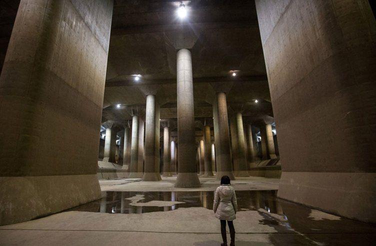 <p>Japonya'nın inanılmaz büyüklükteki bir yer altı su tankını ziyaret eden bir turist. Saitama şehrinde, şehir kurulduğundan beri meydana gelen sel baskınlarından korunmak için insan eliyle yapılmış en büyük drenaj sistemi.</p>

<p> </p>

