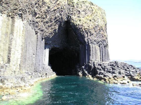 <p>Fingal mağarası, dalgaların çarparken içerisinde çıkardığı yankı ve akustik nedeniyle Gal dilinde "melodi mağara" anlamına gelen "Uamh-Binn" olarak da biliniyor.</p>

<p> </p>
