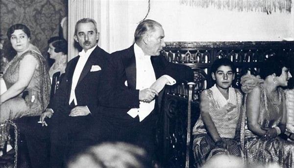 <p>Nebile İrdelp Dışişleri Bakanlığı Mensubu  ve dönemin İspanya Büyükelçisi olan Tahsin Baç ile 17 Ocak 1929'da Ankara Palas'taki düzenlenen bir balo ile dünya evine girdi. </p>

<p> </p>
