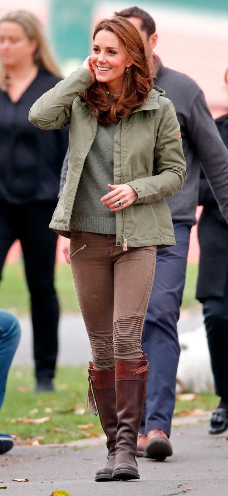 <p>36 yaşındaki İngiltere kraliyet prensesi Kate Middleton, Londra'da  Sayers Croft Forest School and Wildlife Garaden öğrencilerini ziyaret etti. </p>
