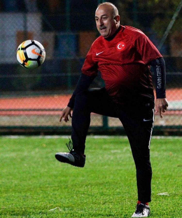 <p>AK Parti 27. İstişare ve Değerlendirme Toplantısı için Kızılcahamam'da bulunan Dışişleri Bakanı Mevlüt Çavuşoğlu, Sanayi ve Teknoloji Bakanı Mustafa Varank ile milletvekilleri, futbol maçıyla stres attı.</p>

<p> </p>
