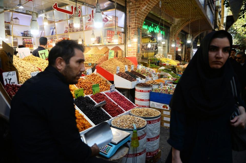<p>ABD'nin ilk kısmını uygulamaya koyduğu ekonomik yaptırımlar İran'da sokaktaki halkı ve esnafı olumsuz etkilemeye devam ediyor. </p>
